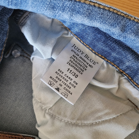 Judy Blue Women's Wide Crop Jeans - Picture 4 of 8